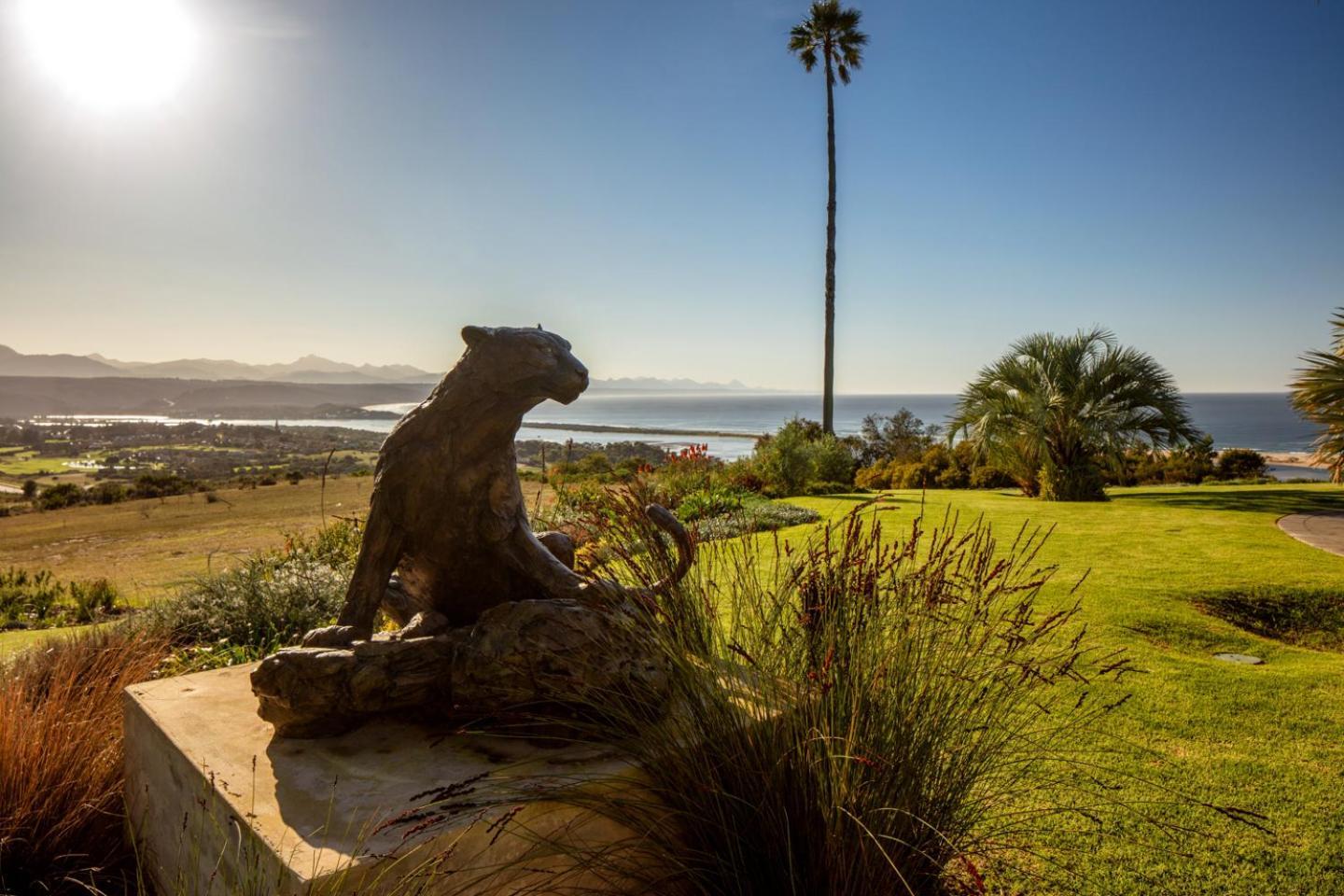 Sky Villa Boutique Hotel By Raw Africa Collection Plettenberg Bay Luaran gambar The Bobcat statue at the entrance of the school