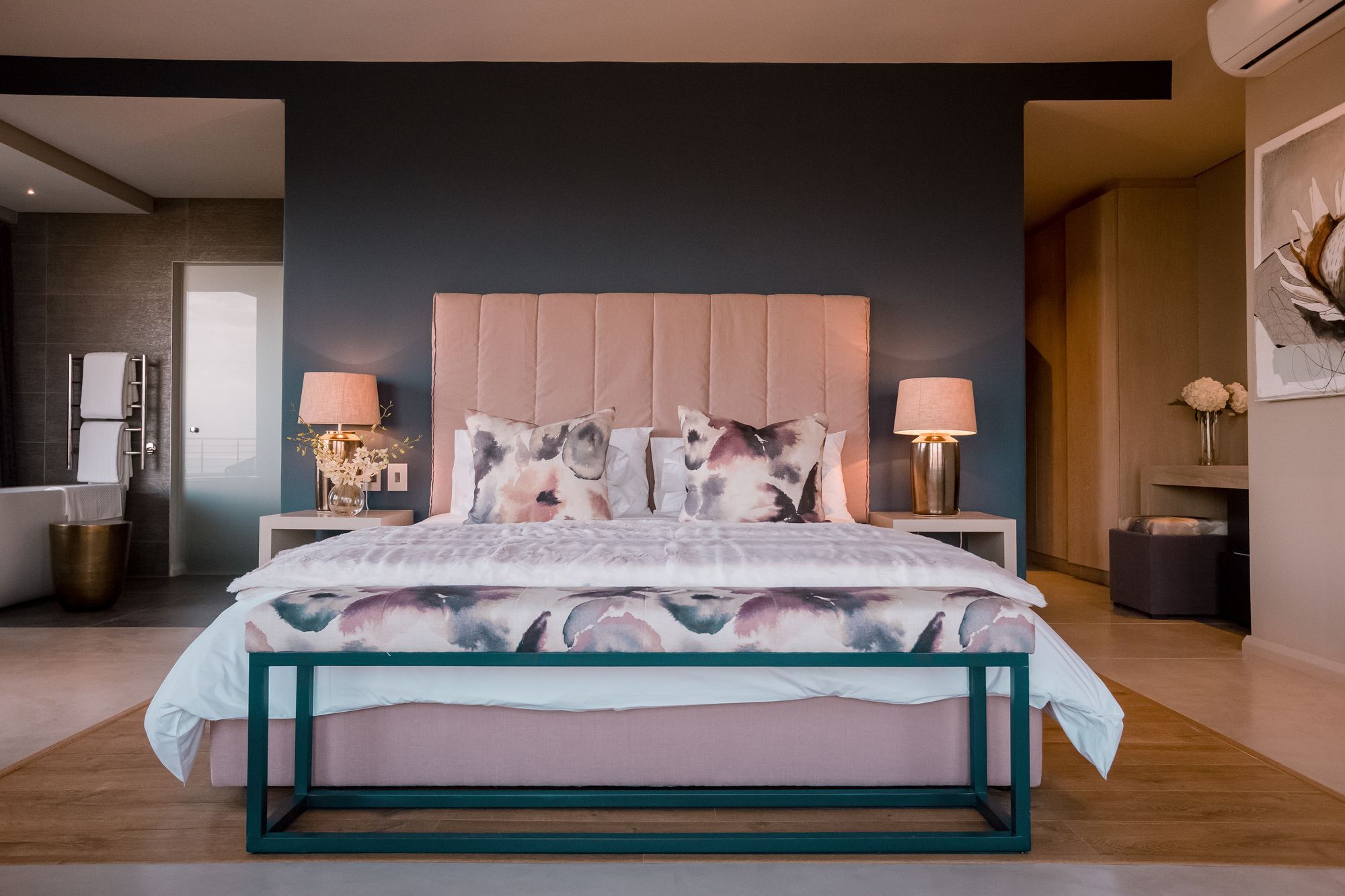 Sky Villa Boutique Hotel By Raw Africa Collection Plettenberg Bay Luaran gambar A bedroom at the Cape Town edition