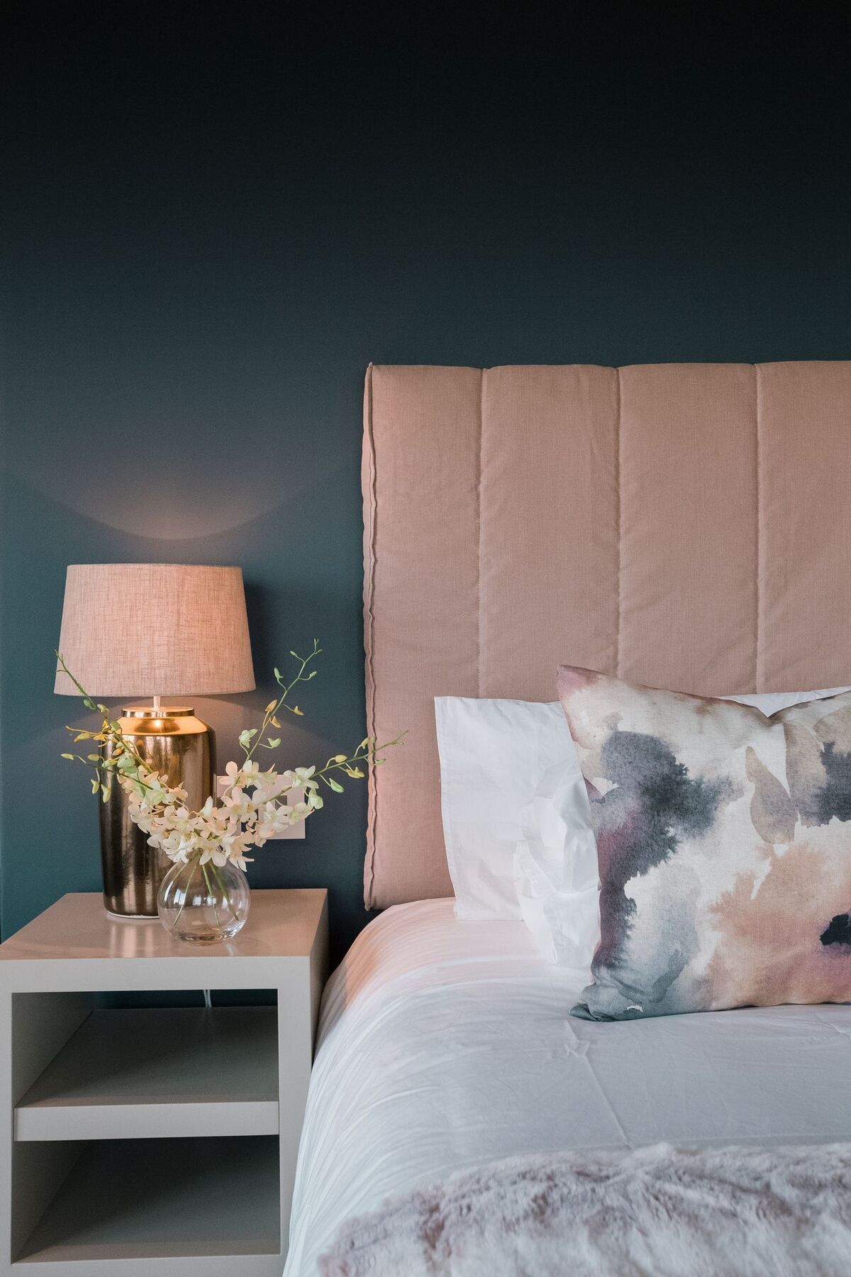 Sky Villa Boutique Hotel By Raw Africa Collection Plettenberg Bay Luaran gambar A bedroom with a bed and a bedside table